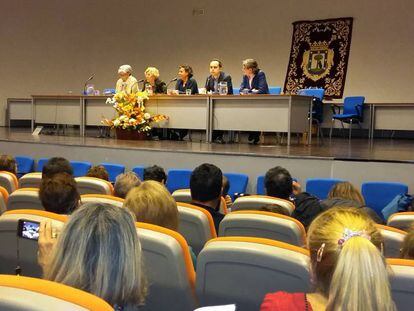 Manuela Carmena y varios miembros de su equipo durante la reuni&oacute;n con los vecinos de San Blas.