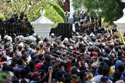 Protesta ante las oficinas de Ranil Wickremesinghe en Colombo, este miércoles.
