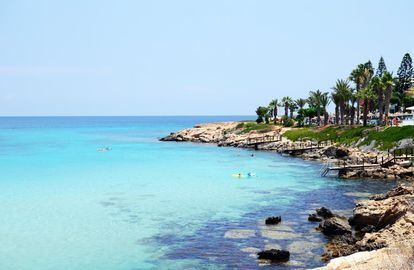 Localizada en la turística Protaras, en la costa suroeste de Chipre, Fig Tree Bay es una playa de 500 metros de largo que debe su nombre a una higuera que se encuentran cerca de la costa desde hace algunos siglos. Uno de sus atractivos es un pequeño islote al que se puede acceder nadando.