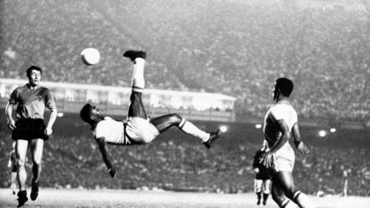 Pelé durante un partido en septiembre de 1968.