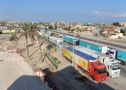 Camiones con ayuda humanitaria esperaban a la apertura del paso de Rafah con la franja de Gaza, este lunes. 
