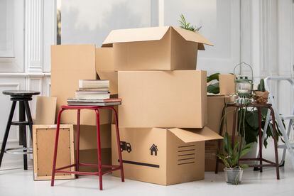Varias cajas apiladas en el suelo de una nueva casa. La planificación es esencial para evitar el caos a la llegada. 