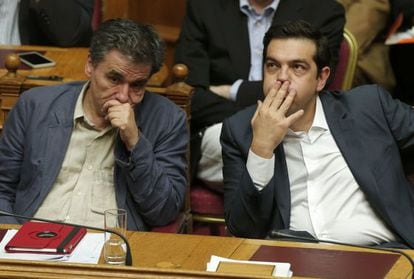 El primer ministro griego, Alexis Tsipras (derecha), junto al ministro de Finanzas Eúclides Tsakalotos, en el Parlamento griego.