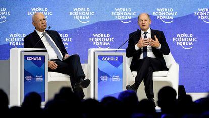 El canciller alemán, Olaf Scholz, durante su intervención en el Foro de Davos, junto a su fundador (izquierda), Klaus Schwab.