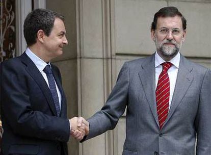 Zapatero saluda a Rajoy a su llegada al Palacio de la Moncloa.