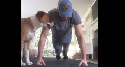 Chris Evans durante el reto &#039;22 push-up challenge&#039;. 