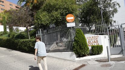 Entrada al colegio mayor masculino Elías Ahuja, adscrito a la Universidad Complutense de Madrid.