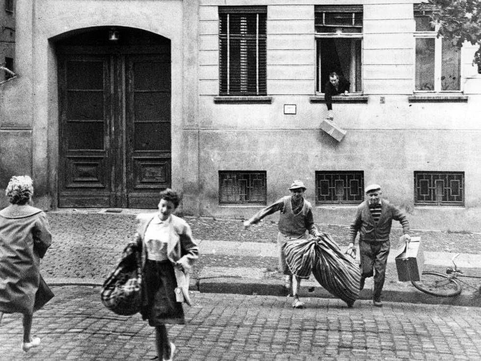 Huida a Berlín Oeste por la ventana de una casa de la calle Bernauer