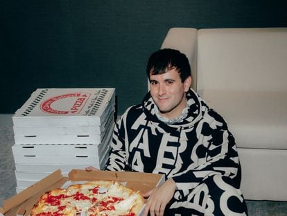 El diseñador Alejandro Palomo y diez pizzas sabor 'Buffalo chicken'.
