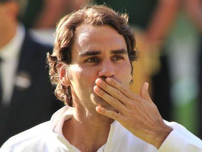 Federer lanza un beso a los aficionados.