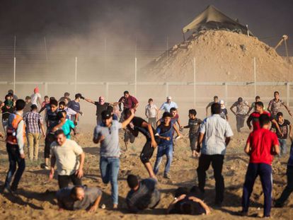 Palestinos se alejan de la valla fronteriza con Israel durante una nueva protesta, este viernes al este de la ciudad de Gaza.