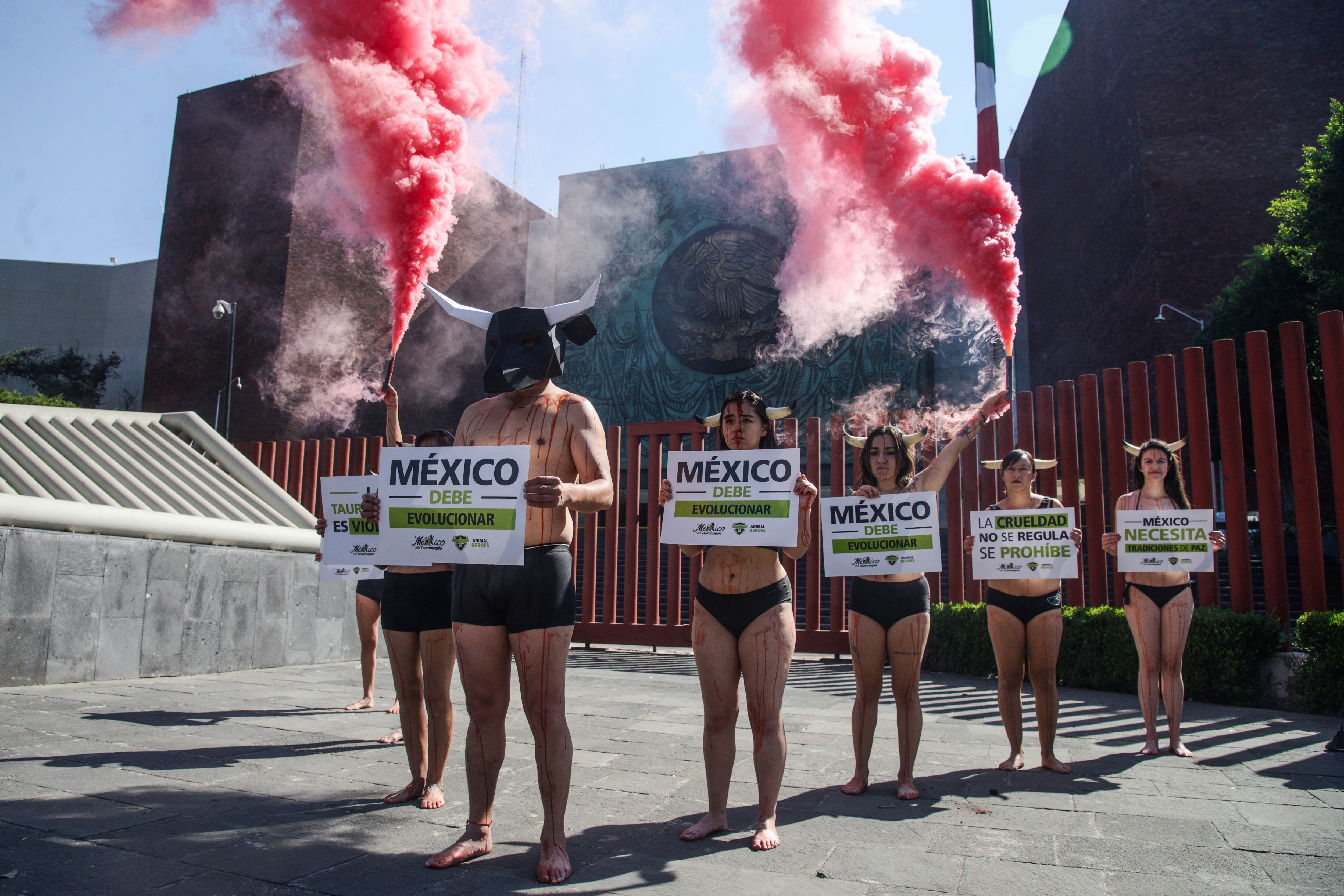 Activistas se manifiestan contra la tauromaquia afuera del palacio del poder legislativo, en Ciudad de México, en febrero de 2023.