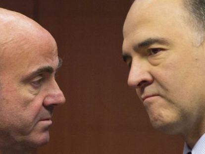 El ministro de Econom&iacute;a en funciones, Luis de Guindos, y el comisario europeo de Econom&iacute;a, Pierre Moscovici.