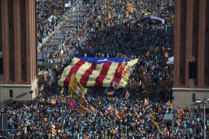 Concentración de la Diada Nacional de Catalunya en 2019 en los accesos a la plaza de Espanya.