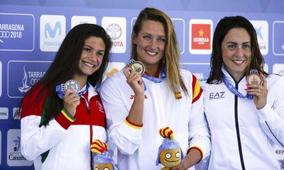 Catarina, ,Belmonte y Polieri, en el podio de 200 metros mariposa. 