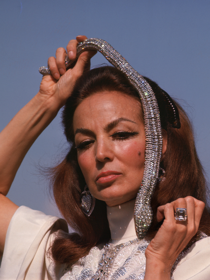 María Félix fotografiada por Ignacio Castillo, usando su collar 'Serpiente', comisionado por Cartier París en 1968.