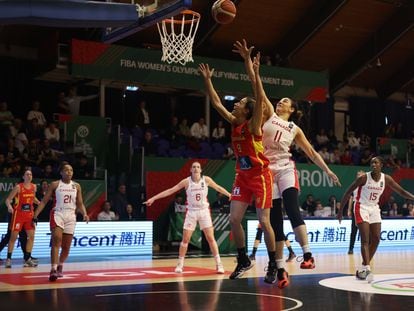 Queralt Casas trata de bloquear un tiro frente a Canadá, en el Preolímpico del baloncesto femenino, en Sopron, Hungría, el 9 de febrero.