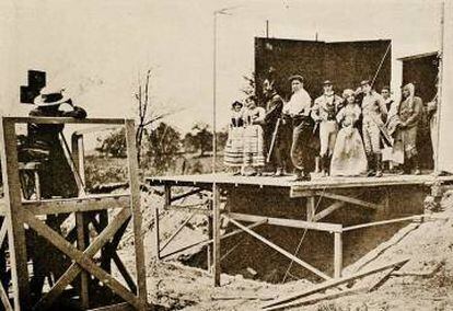 Alice Guy, a la izquierda, dirigiendo un ensayo en 1912 de 'Fra Diavolo'.