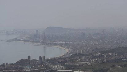 Barcelona i Badalona, cobertes de contaminació, ahir dimarts.