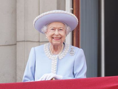 La reina Isabel II en el balcón del palacio de Buckingham durante el desfile Trooping the Colour, este jueves en Londres.
