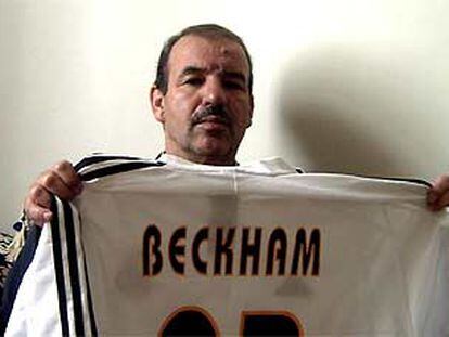 Mohamed Bekkali muestra la camiseta del Real Madrid que su hijo tiene en la vivienda de Tánger.