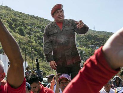 Manifestantes en apoyo a Maduro con una imagen de Hugo Chavez  en La Guaira, Venezuela