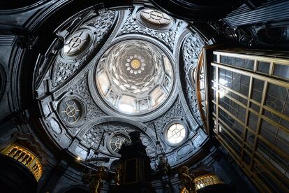 Cúpula de la Cappella della Sacra Sindone, donde se custodia la famosa Sábana Santa de Turín, tras su restauración en 2021.