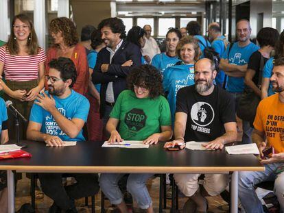 Janet Sanz, arriba a la izquierda, con las entidades que defienden el derecho a la vivienda en 2018, cuando se aprobó la norma que obliga a los promotores a hacer un 30% de pisos sociales en Barcelona.