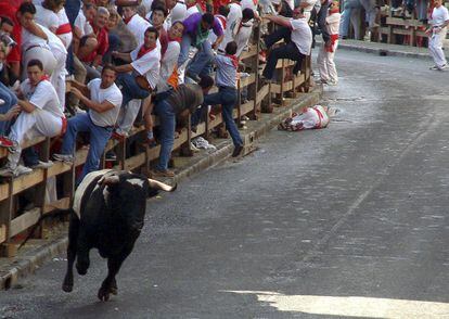 En Ampuero (Cantabria) un toro avanza por el callejón tras dejar mortalmente herida a una persona, en el cuarto encierro de las fiestas de la Virgen Niña de 2004. La edición finalizó con dos corredores muertos y otros doce heridos en un recorrido que, según testigos, fue una "carnicería". Cantabria registró 20 actividades taurinas populares en 2015.