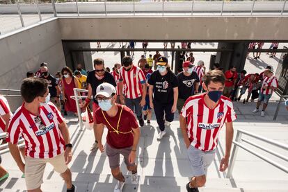 Aficionados del Atletico de Madrid acercándose al estadio Wanda Metropolitano.