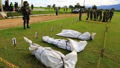 Cad&aacute;veres de guerrilleros de las FARC y el ELN abatidos por el ej&eacute;rcito
 