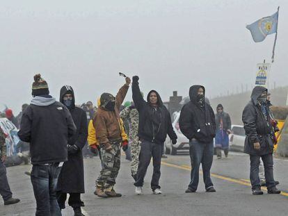 Manifestantes en una carretera de la zona donde se pretende construir el oleodcuto en Standing Rock, Dakota del Norte.