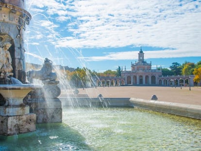 La fuente de la Mariblanca y, al fondo, la iglesia de San Antonio, del siglo XVIII, en la villa madrileña de Aranjuez.