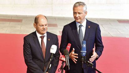 El ministro alemán de Finanzas, Olaf Scholz (izquierda), junto su homólogo francés, Bruno Le Maire, el sábado en Viena.