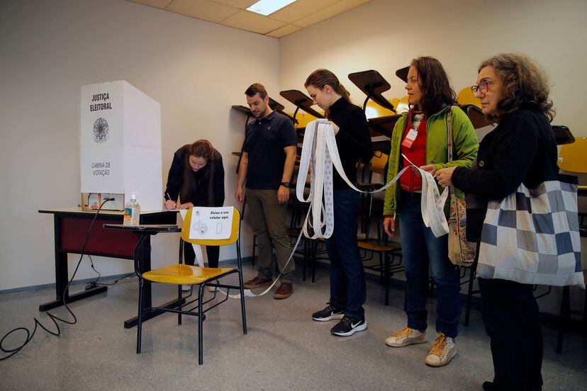 Los empleados electorales y funcionarios de casilla, comenzaron hacer pruebas para asegurar que las urnas electrónicas funcionaran a la perfección y no hubiera retrasos. 
