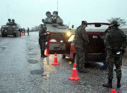 Tropas españolas en Kosovo realizan un control de carretera.