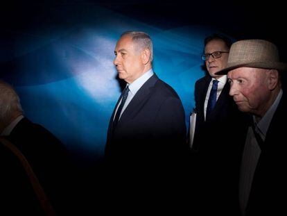 El primer ministro de Israel, Benjamín Netanyahu, acompañado por el superviviente del Holocausto Mordejai Wiesel, el domingo en Jerusalén. 
