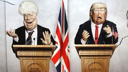 Cartel del programa satírico de la televisión británica 'Spitting Image', con las figuras del premier británico Boris Johnson y del presidente de EE UU Donald Trump, en el metro de Londres.