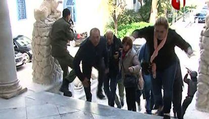 Imagen tomada de la televisi&oacute;n tunecina con rehenes huyendo del Museo del Bardo.
