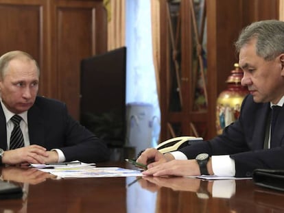 Vladímir Putin, con el ministro de Defensa ruso, Sergei Shoigu, en Moscú el 29 de diciembre. En vídeo, el presidente ruso explica los acuerdos adoptados.