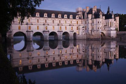 A Chenonceau se le conoce como el castillo de las Damas porque fue mandado construir por Katherine Briçonnet en 1513 sobre un antiguo castillo renacentista del siglo XI (del que solo permanece la torre de los Marques), embellecido por Diana de Poitiers y Catalina de Médicis, preservado durante la Revolución Francesa por su entonces propietaria, Madame Dupin, y restaurado por Madame Pelouze a finales del XIX. Se alza en el valle del Loira, en el cauce del río Cher, con sus espléndidos jardines, una excepcional colección de pintura y una selección de tapicería de Flandes del siglo XVI.