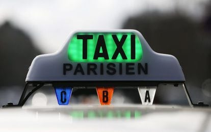 Los taxistas de Par&iacute;s agredieron a conductores con Uber.