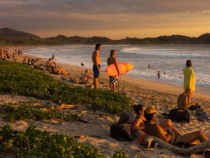 Atardecer en Playa Guiones, en la península de Nicoya, costa pacífica de Costa Rica.