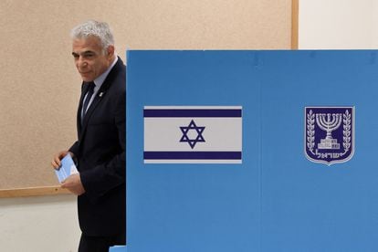Yair Lapid, en su colegio electoral en Tel Aviv, este martes.