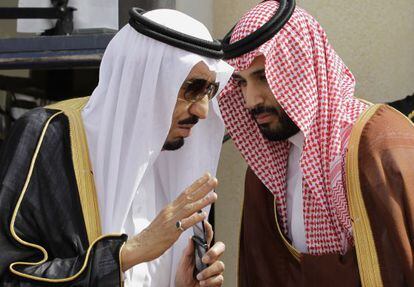 El rey Salm&aacute;n conversa con su hijo Mohamed Bin Salm&aacute;n, en 2012. 