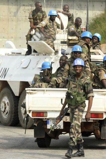 Soldados de la ONU en una calle de Abiyán