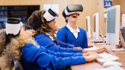 Unos alumnos experimentan en el aula con gafas de realidad virtual.