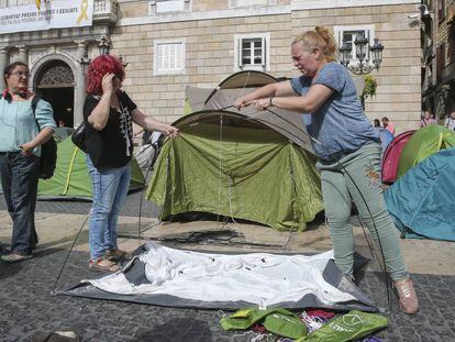 Activistas colocando tiendas de campaña en la plaza Sant Jaume