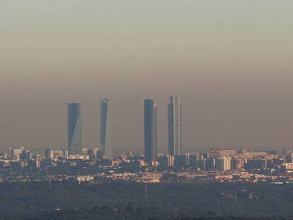 Nube de contaminaci&oacute;n sobre Madrid en una imagen tomada desde Torrelodones.