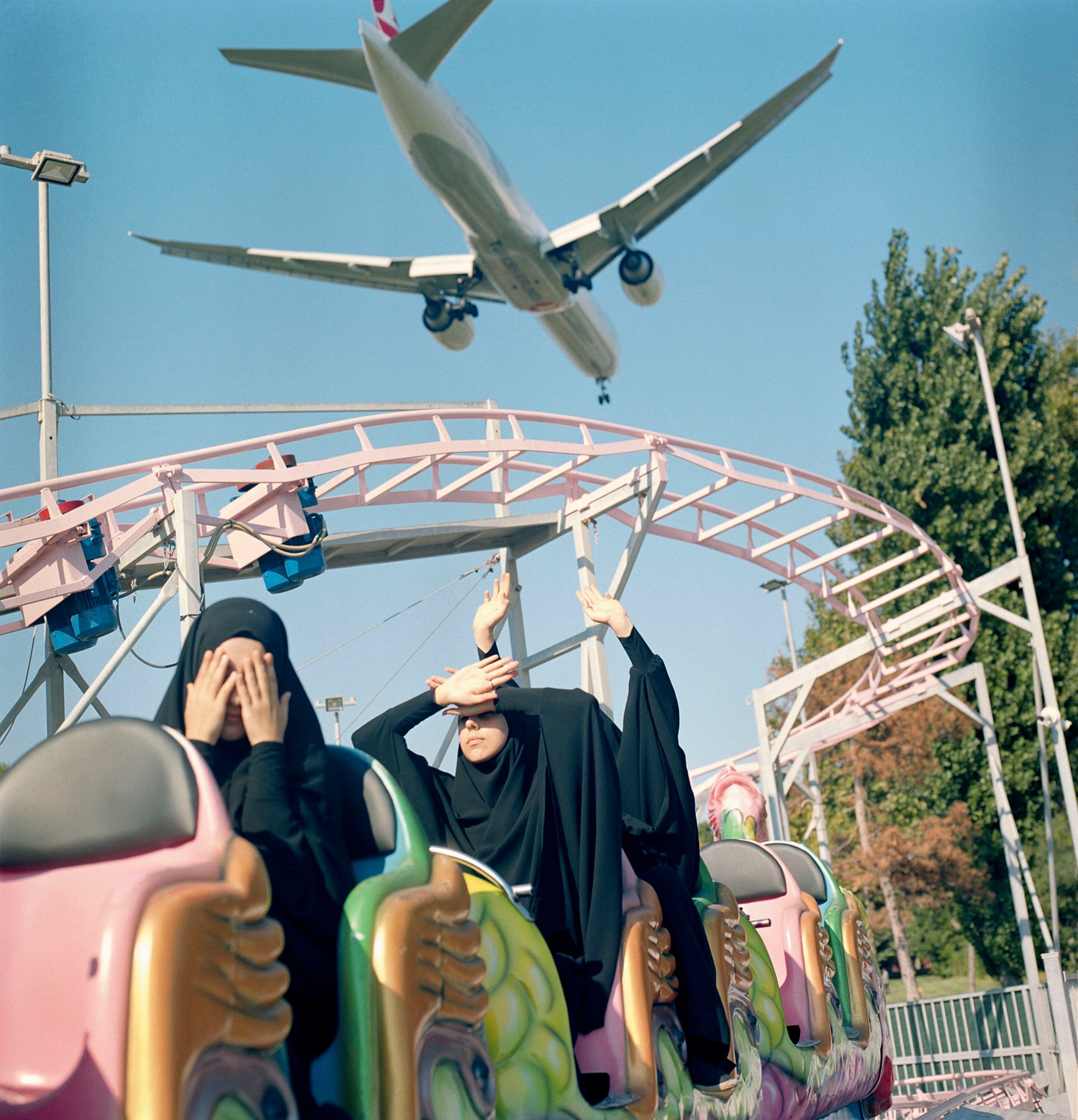 'Un avión sobrevuela a baja altura un parque de atracciones en Estambul'. Turquía. 29 de agosto, 2018. 
